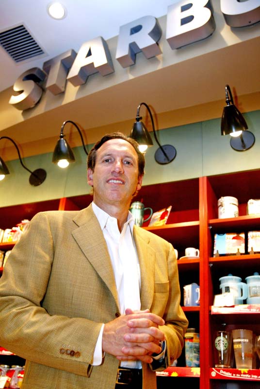 Генеральный директор Starbucks Ховард Шульц импортировал в США модель итальянских кафе | Тору Яманака / AFP через Getty Images