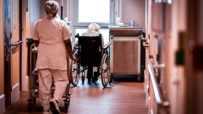 Лишённые прибавки врачи домов престарелых отказываются вакцинировать других сотрудников
