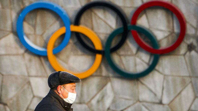 Олимпийские кольца на фасаде места проведения предстоящих зимних Олимпийских игр 2022 года в Пекине 2 февраля 2021 года. Фото: Mark Schiefelbein/AP Photo
 | Epoch Times Россия