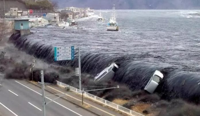 11 марта 2011 года в Тихом океане, на востоке Японии, произошло землетрясение магнитудой 9,0, вызвавшее мощное цунами (изображение: Screenshot via YouTube)