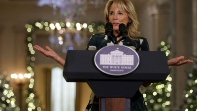 Первая леди США представила новогодний декор Белого дома