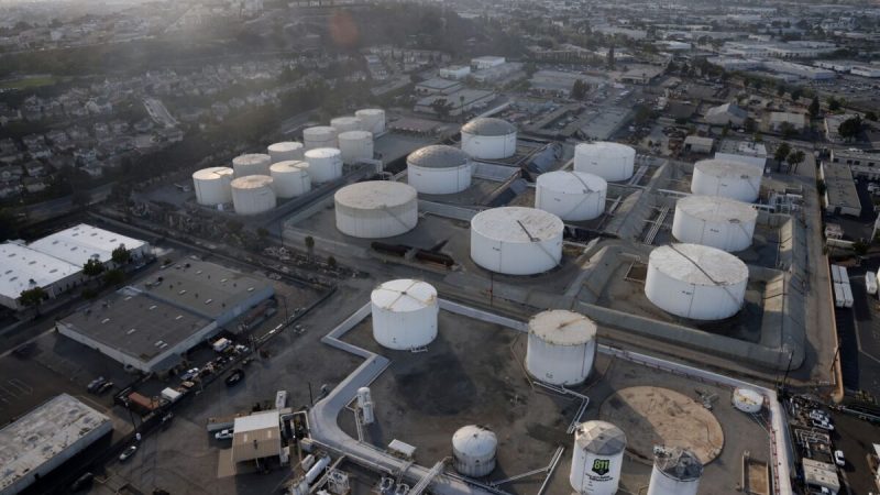 Хранилище нефти в Лос-Анджелесе, 7 апреля 2021 г. Фото: Lucy Nicholson/Reuters  | Epoch Times Россия