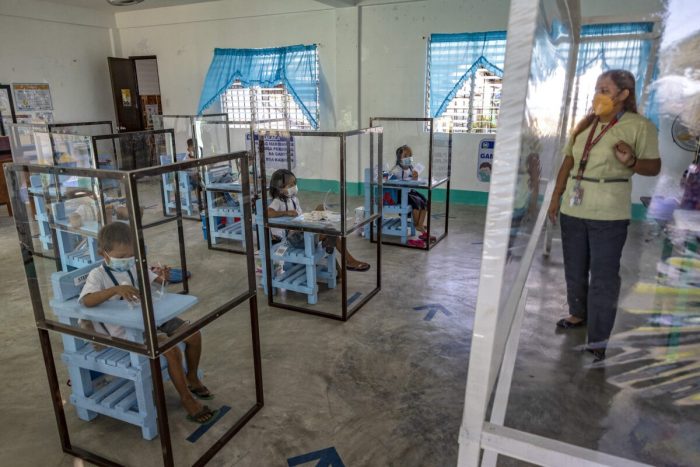 Филиппины планируют вакцинировать девять млн человек за три дня и закрыть границы из-за «Омикрона»
