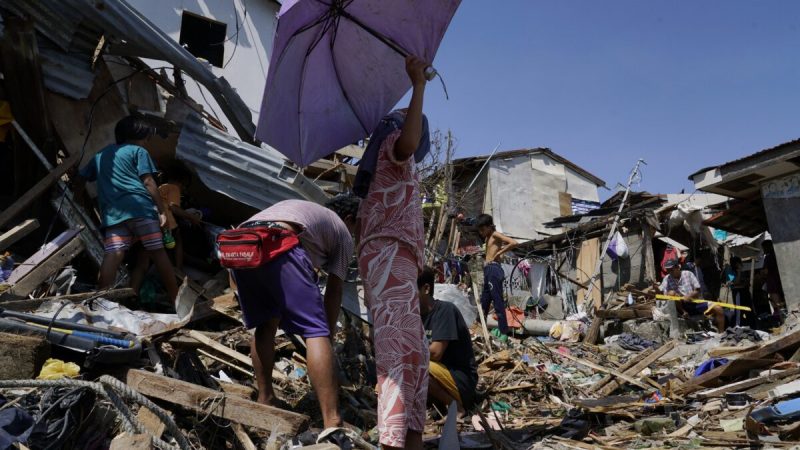 Жители спасают части своих повреждённых домов после тайфуна «Рай» в Талисае, провинция Себу, центральные Филиппины, 18 декабря 2021 года. (Jay Labra/AP Photo)
 | Epoch Times Россия