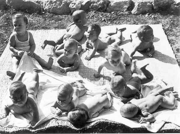 Фото: детские ясли в 50-х годах в одном из кибуцев Ха-шомер Ха-цаир, как пример общинного совместного воспитания.