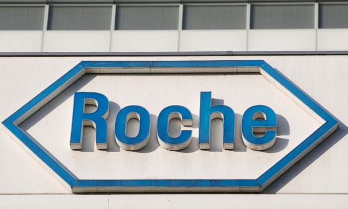 Логотип швейцарского производителя лекарств Roche на его штаб-квартире в Базеле, Швейцария, 30 января 2020 г. Фото: Arnd Wiegmann / Reuters | Epoch Times Россия