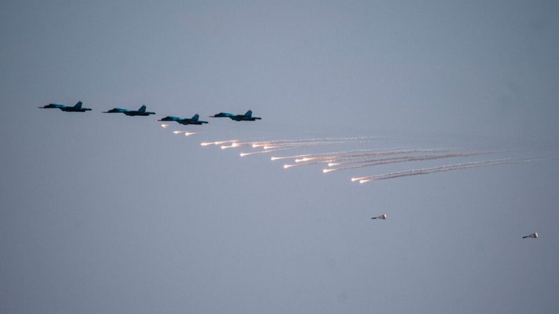 Российские истребители сбрасывают бомбы над военной базой Ашулук на юге России на этой фотографии из архива, сделанной 22 сентября 2020 года. (Mitar Dilkoffl/AFP via Getty Images)  | Epoch Times Россия