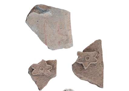 Тысячи керамических фрагментов, найденных при раскопках, предположительно, были частями курильниц для благовоний (изображение: Edwin Román via Pacunam)