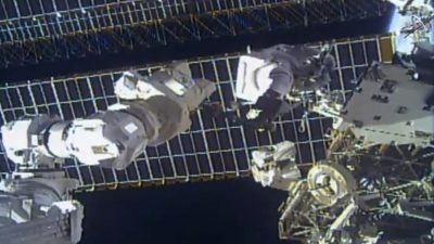 Астронавты МКС заменили антенну на станции, несмотря на риск прокола скафандров