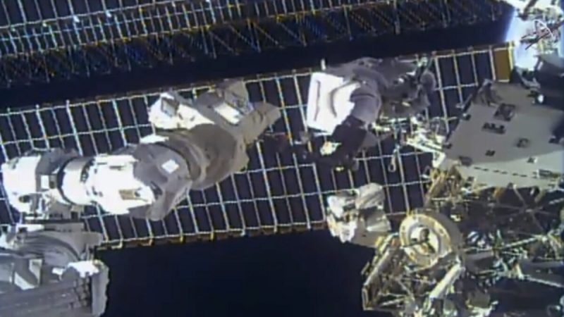 Астронавт Том Маршберн заменяет сломанную антенну снаружи Международной космической станции 2 декабря 2021 года. (NASA via AP) | Epoch Times Россия