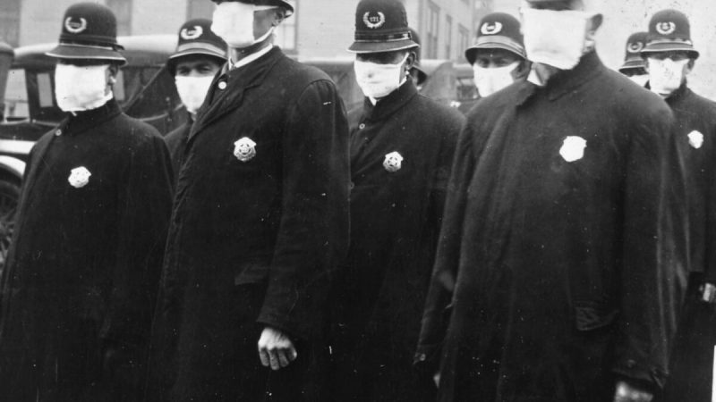 Полицейские Сиэтла в белых тканевых масках во время пандемии испанского гриппа, декабрь 1918 г. (Public Domain)  | Epoch Times Россия