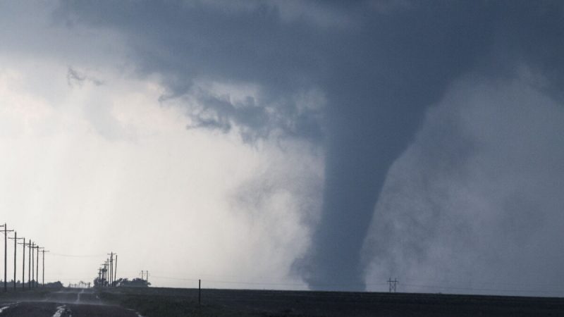 Торнадо движется на север, юг от Додж-Сити, штат Канзас, 24 мая 2016 г. Фото: Brian Davidson/Getty Images
 | Epoch Times Россия