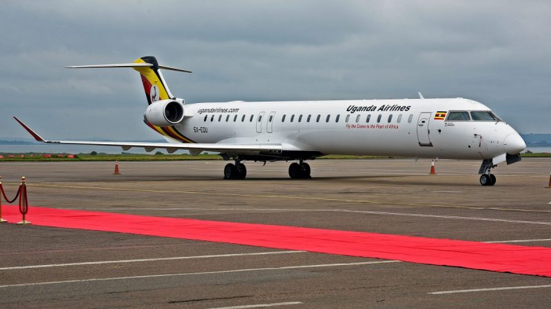 Самолёт авиакомпании Uganda Airlines Bombardier готовится к вылету в аэропорту Энтеббе во время запуска первого рейса Uganda Airlines в международный аэропорт Джомо Кеньятта в Найроби 27 августа 2019 года. Isacc Kasamani/AFP/Getty Images) | Epoch Times Россия