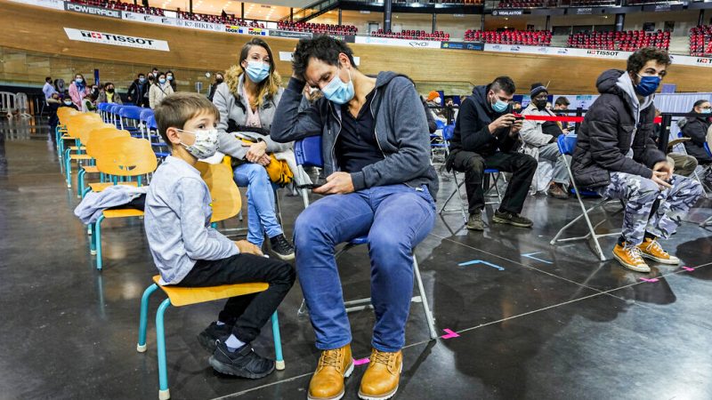 9-летний Уго Чаппа с родителями ждёт вакцинации на Национальном велодроме в Сен-Кантен-ан-Ивелин, к западу от Парижа, Франция, 22 декабря 2021 г. Фото: Michel Euler/ AP Photo
 | Epoch Times Россия