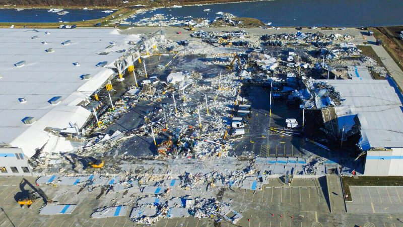Место обрушения крыши в распределительном центре Amazon через день после серии торнадо, обрушившихся на несколько штатов, в Эдвардсвилле, штат Иллинойс, 11 декабря 2021 года. (Drone Base/Reuters)
 | Epoch Times Россия