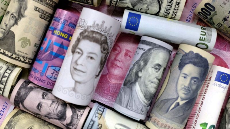 Банкноты евро, гонконгский доллар, доллар США, японская иена, фунт стерлингов и китайские банкноты по 100 юаней, 21 января 2016 г. (Jason Lee/Illustration/Reuters) | Epoch Times Россия