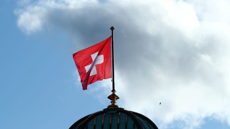 Флаг на здании парламента Швейцарии (Bundeshaus) после еженедельного правительственного заседания в Берне, Швейцария, 27 ноября 2019 г. (Denis Balibouse/Reuters)  | Epoch Times Россия