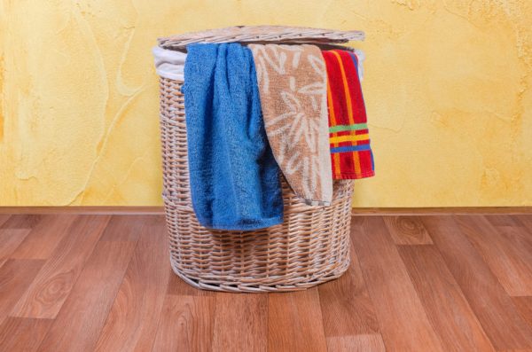 Ваша корзина для белья, наполненная грязной и влажной одеждой, может издавать запахи уже через несколько дней. (Image: Anmbph via Dreamstime)