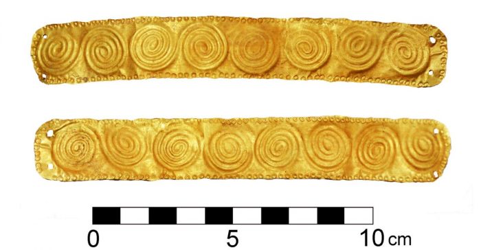 Археологи нашли потрясающую золотую тиару времён царицы Нефертити
