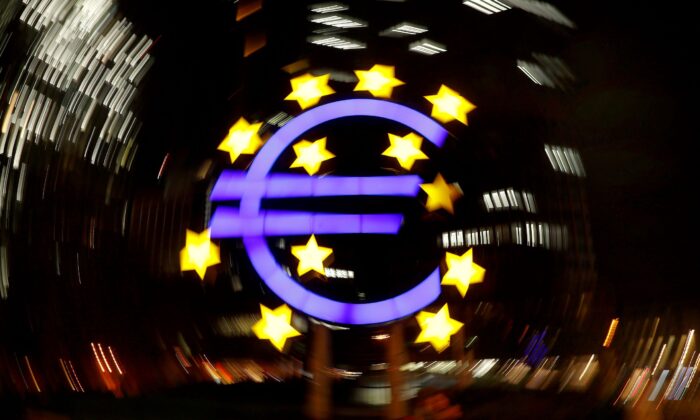 Знак евро перед бывшей штаб-квартирой Европейского центрального банка во Франкфурте, Германия, 9 апреля 2019 г. (Kai Pfaffenbach / Reuters) | Epoch Times Россия