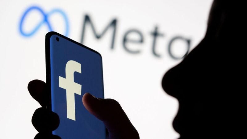 Смартфон с логотипом Facebook на фоне нового логотипа ребрендинга Facebook Meta. Фото: Dado Ruvic / Illustration / Reuters
 | Epoch Times Россия