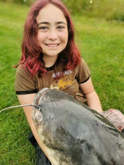 15-летняя британская девушка поймала огромного 45-килограммового сома, который крупнее её