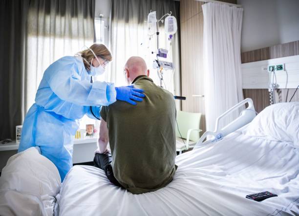 Лечащий врач слушает дыхание пациента, который выздоравливает после COVID-19. Фото:  REMKO DE WAAL/ANP/AFP via Getty Images) | Epoch Times Россия