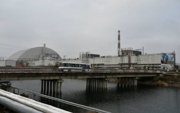 Общий вид Чернобыльской АЭС и гигантский защитный купол, возведенный над саркофагом разрушенного четвертого реактора. . Фото: GENYA SAVILOV/AFP via Getty Images) | Epoch Times Россия