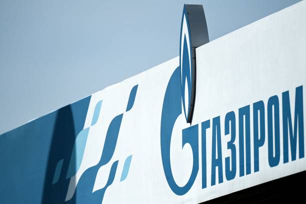 Логотип российского энергетического гиганта «Газпром» изображен на одной из его автозаправочных станций в Москве. Фото: KIRILL KUDRYAVTSEV/AFP via Getty Images | Epoch Times Россия