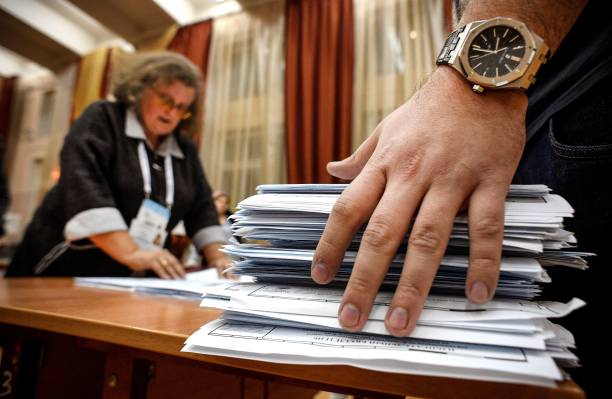 Члены местной избирательной комиссии подсчитывают бюллетени на избирательном участке после последнего дня трехдневных парламентских выборов в Москве. Фото: ALEXANDER NEMENOV/AFP via Getty Images | Epoch Times Россия