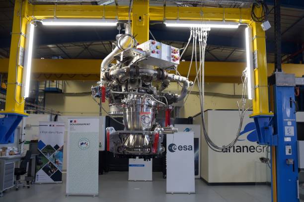 испытательный стенд с двигателем Vulcain, который будет приводить в действие последнюю ракету Ariane 5, а также техническую платформу, на которой собирается двигатель Prometheus. Фото: ERIC PIERMONT/AFP via Getty Images) | Epoch Times Россия