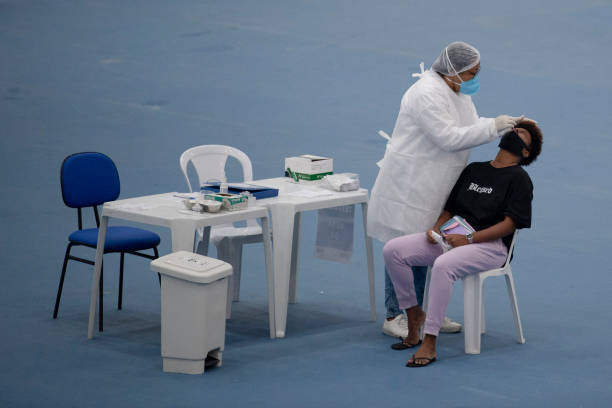 Пациенту берут мазок на COVID-19, Фото:   MAURO PIMENTEL/AFP via Getty Images) | Epoch Times Россия