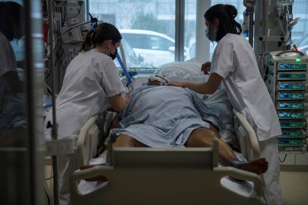 Медперсонал оказывает помощь пациенту с COVID-19 в палате реанимации. Фото:  JULIEN DE ROSA/AFP via Getty Images | Epoch Times Россия