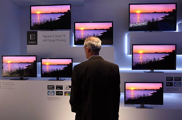 Smart TV телевизоры с плоским экраном Panasonic. Фото:  Adam Berry/Getty Images) | Epoch Times Россия
