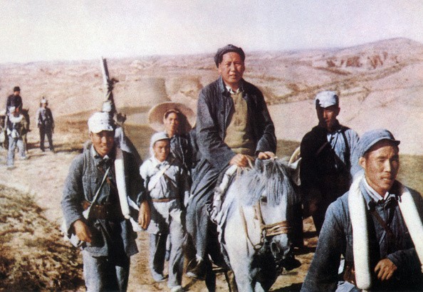 Коммунистической партии Китая с 1935 года до его смерти в 1976 году, верхом на лошади во время, как считается, его поездки в северную часть провинции Шэньси во время гражданской войны с Гоминьданом в 1947 году. (AFP via Getty Images)