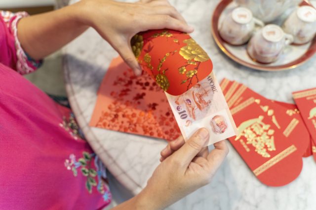 Красные конверты с деньгами традиционно дарят детям на Новый год. (iStock)