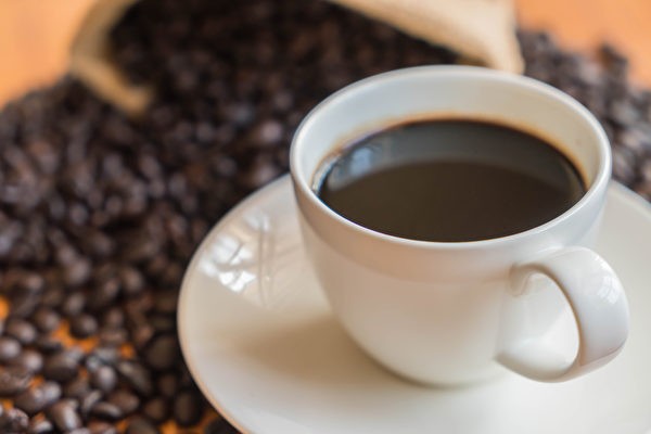 При простуде лучше пить меньше кофе, чтобы избежать потери воды в организме. (Shutterstock)