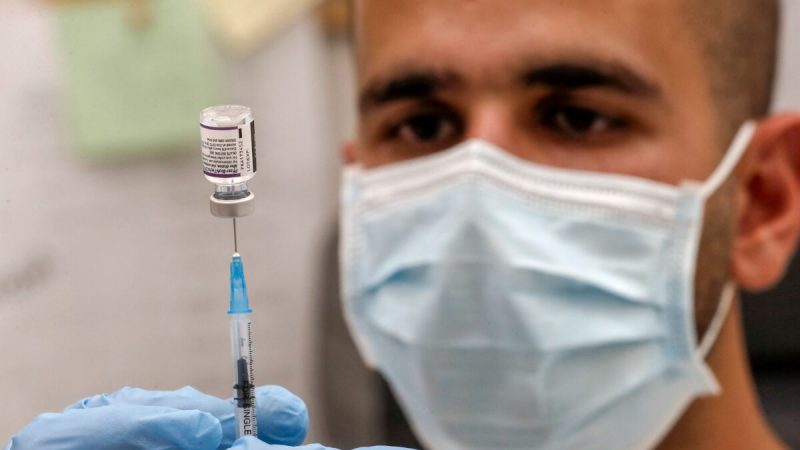 Медицинский работник в Израиле готовит дозу вакцины компании Pfizer-BioNTech на фотографии из архива. (Ahmad Ghababli/AFP via Getty Images)
 | Epoch Times Россия