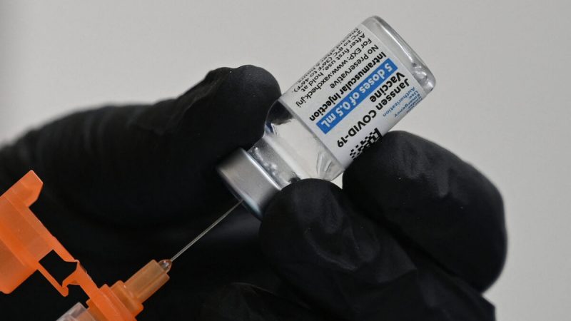 Медсестра готовится ввести вакцину COVID-19 Johnson & Johnson в клинике в Пасадене, штат Калифорния, на фотографии из архива. Robyn Beck/AFP via Getty Images | Epoch Times Россия