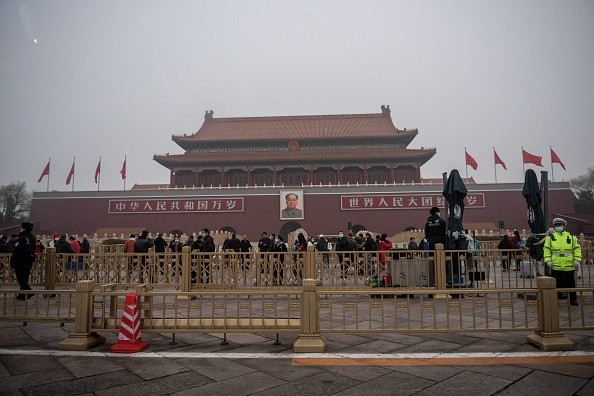 Полицейская охрана рядом с площадью, прилегающих к Запретному городу в Пекине, 5 марта 2021 года. (NICOLAS ASFOURI/AFP via Getty Images)