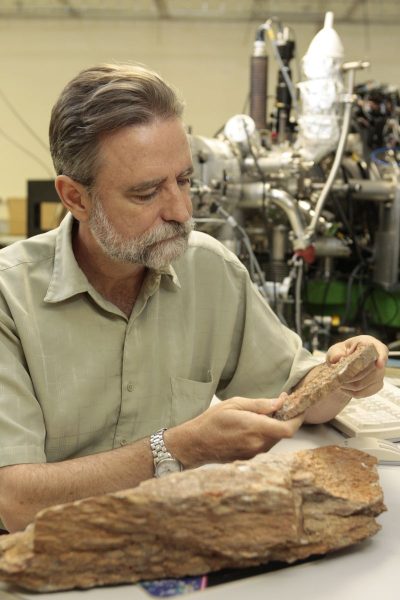 Марк Харрисон, соавтор исследования и профессор геохимии Калифорнийского университета. (Фото: Reed Hutchinson/UCLA)