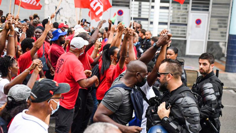 Протестующие принимают участие в демонстрации против обязательной вакцинации перед зданием префектуры Мартиники в Фор-де-Франс на французском острове Мартиника, 30 ноября 2021 года. (Alain Jocard/AFP via Getty Images) | Epoch Times Россия