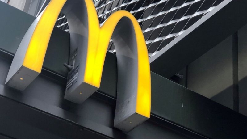 Логотип McDonald’s на ресторане быстрого питания McDonald’s в Нью-Йорке 22 октября 2019 года. (Shannon Stapleton/Reuters) | Epoch Times Россия