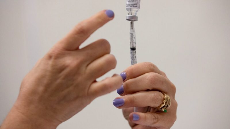 Медсестра наполняет шприцы для вакцинации от COVID-19 в клинике Pfizer-BioNTech в Саутфилде, штат Мичиган, 29 сентября 2021 года. (Emily Elconin/Reuters) | Epoch Times Россия
