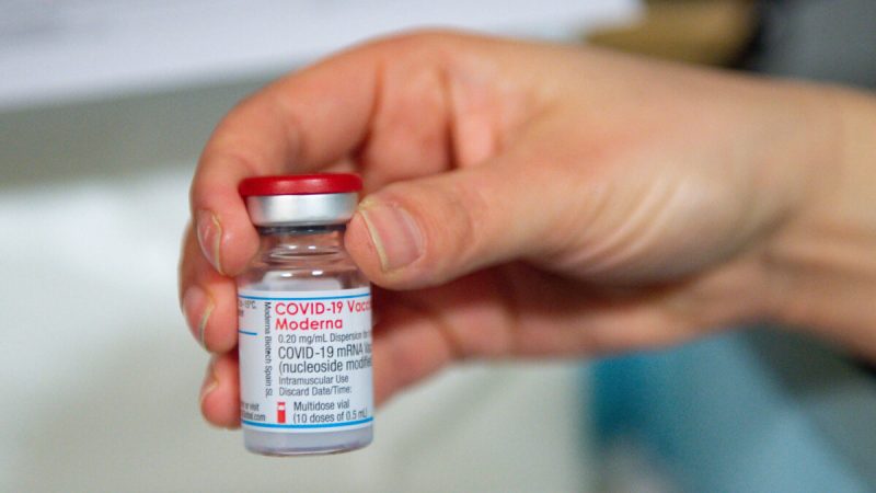 Вакцина Moderna от COVID-19, 7 апреля 2021 года. (Jacob King/WPA Pool/Getty Images)  | Epoch Times Россия