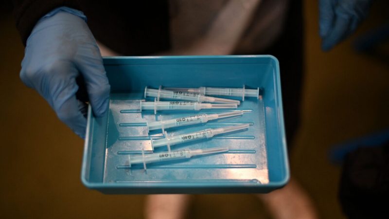 Шприцы с вакциной COVID-19 компании Moderna лежат на подносе в центре вакцинации в Лондоне 4 декабря 2021 года. (Daniel Leal/AFP via Getty Images)
 | Epoch Times Россия