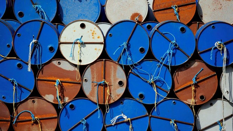 Бочки с нефтью на площадке канадской группы Vermilion Energy в Парентис-ан-Борн, Франция, 13 октября 2017 года. (Regis Duvignau/Reuters)
 | Epoch Times Россия