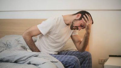 Сильная усталость — основной симптом заражения омикрон-штаммом