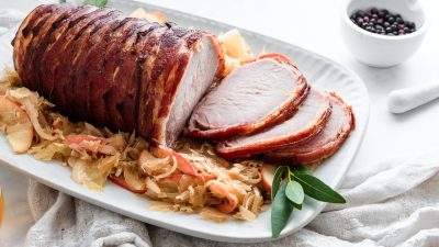 Новогоднее жаркое: свиная корейка в беконе с тушёной квашеной капустой