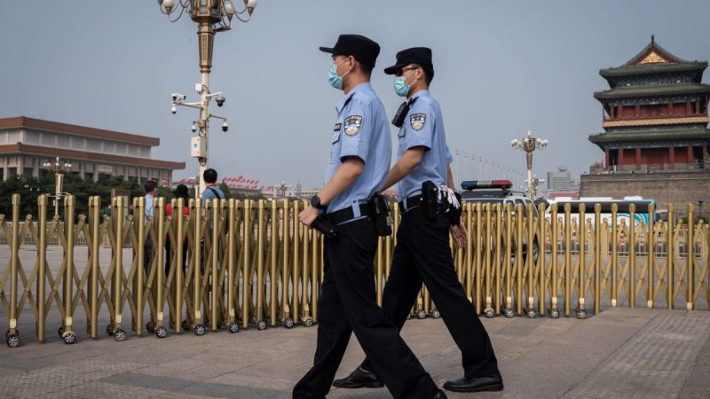 Сотрудники полиции патрулируют территорию возле площади Тяньаньмэнь в Пекине во Всемирный день свободы печати 3 мая 2020 года. (Nicolas Asfouri/AFP via Getty Images)  | Epoch Times Россия